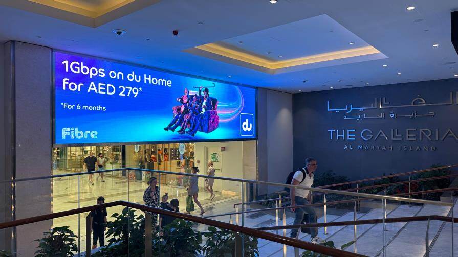 1Gbps du Home screen in a mall